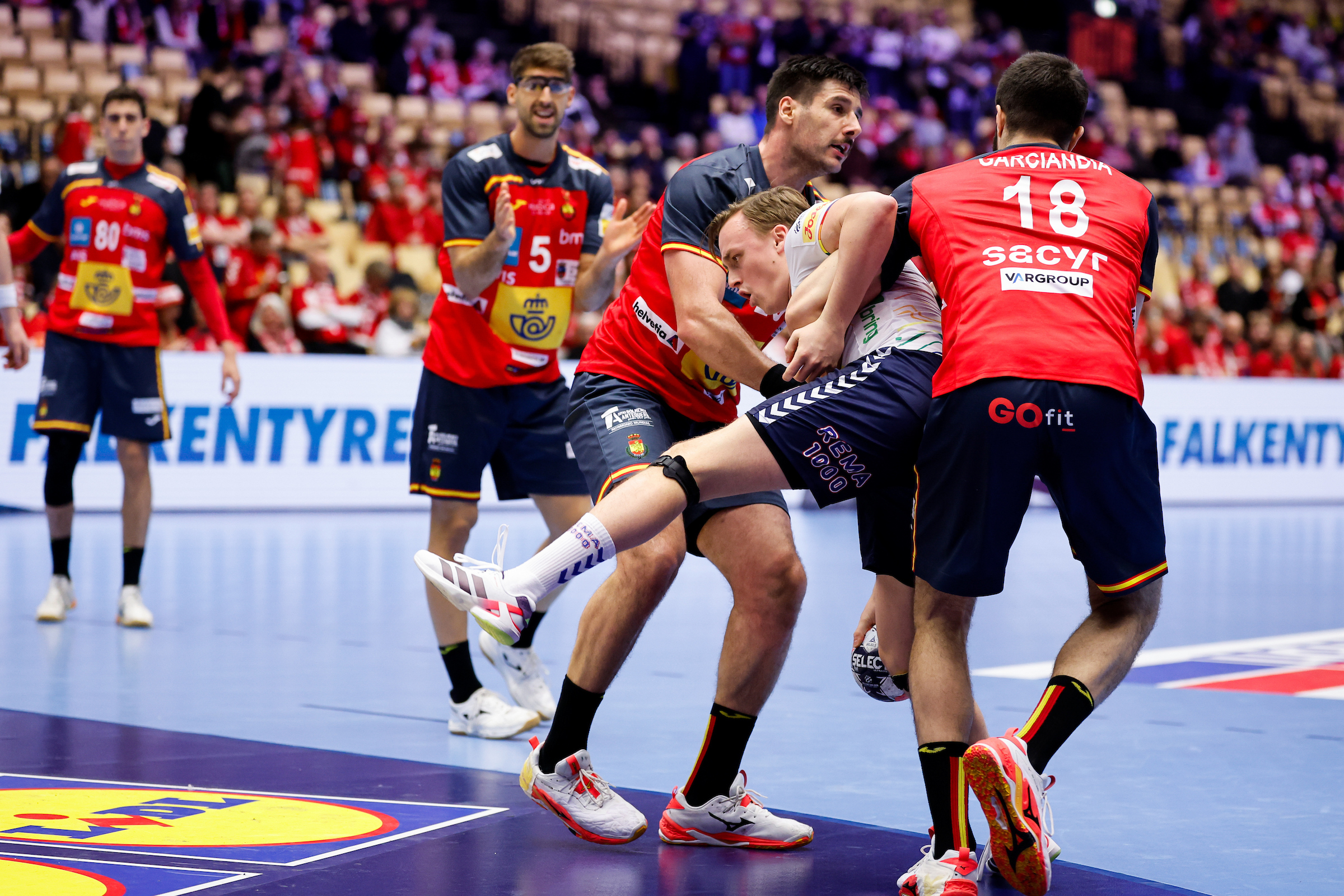 Live blog: Spain and Norway even early on