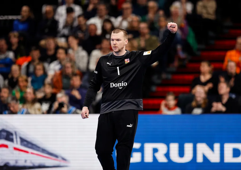 Czechia down Greece to finish third in group F