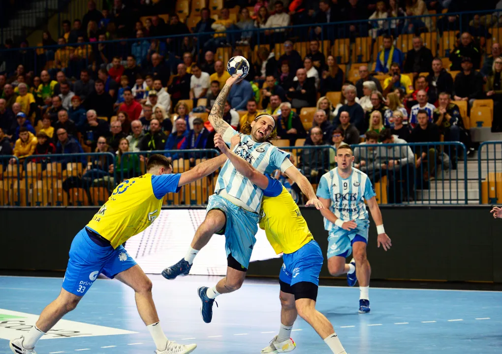 Szeged profit from strong first half