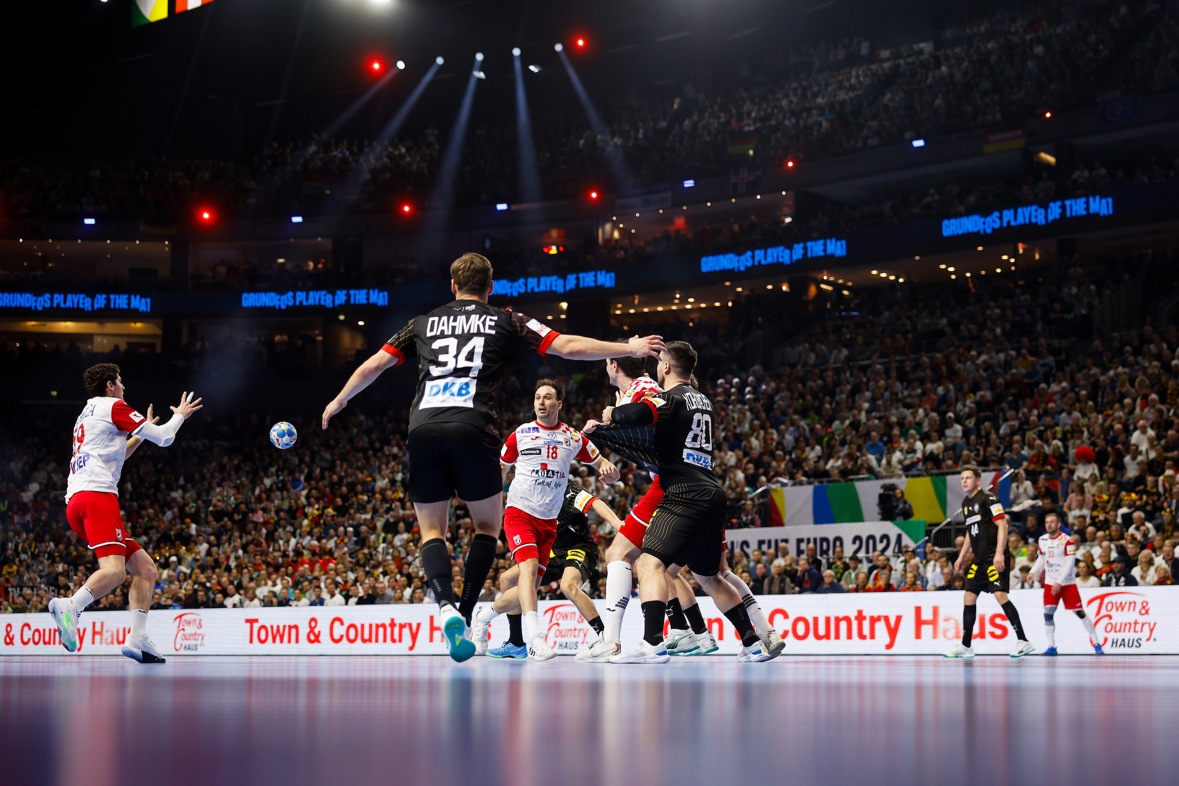 Summary: France unbeaten; Iceland, Croatia end with wins