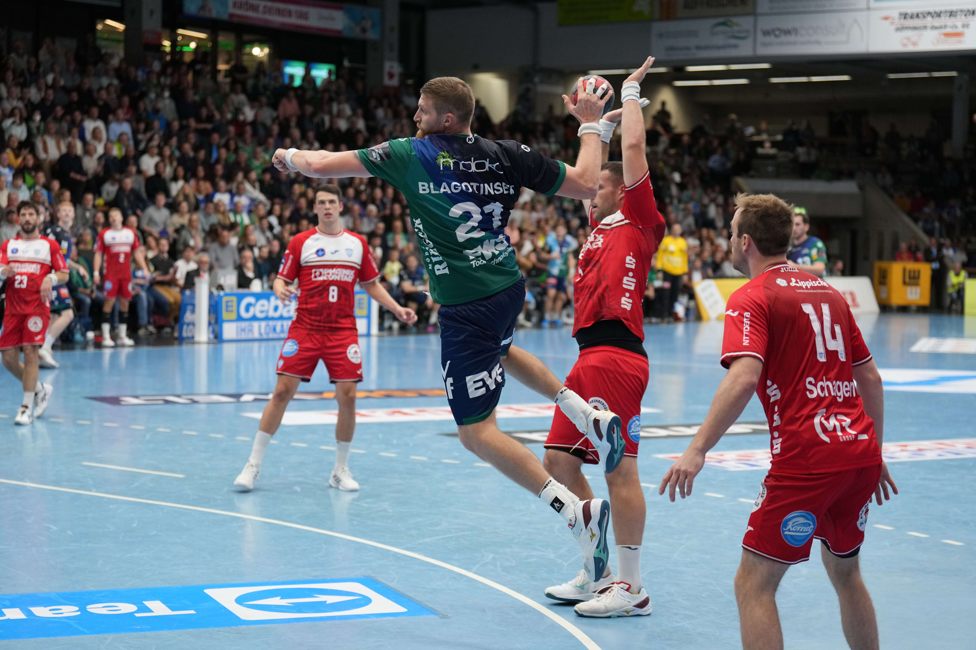 Record champions set hopes in late arrivals