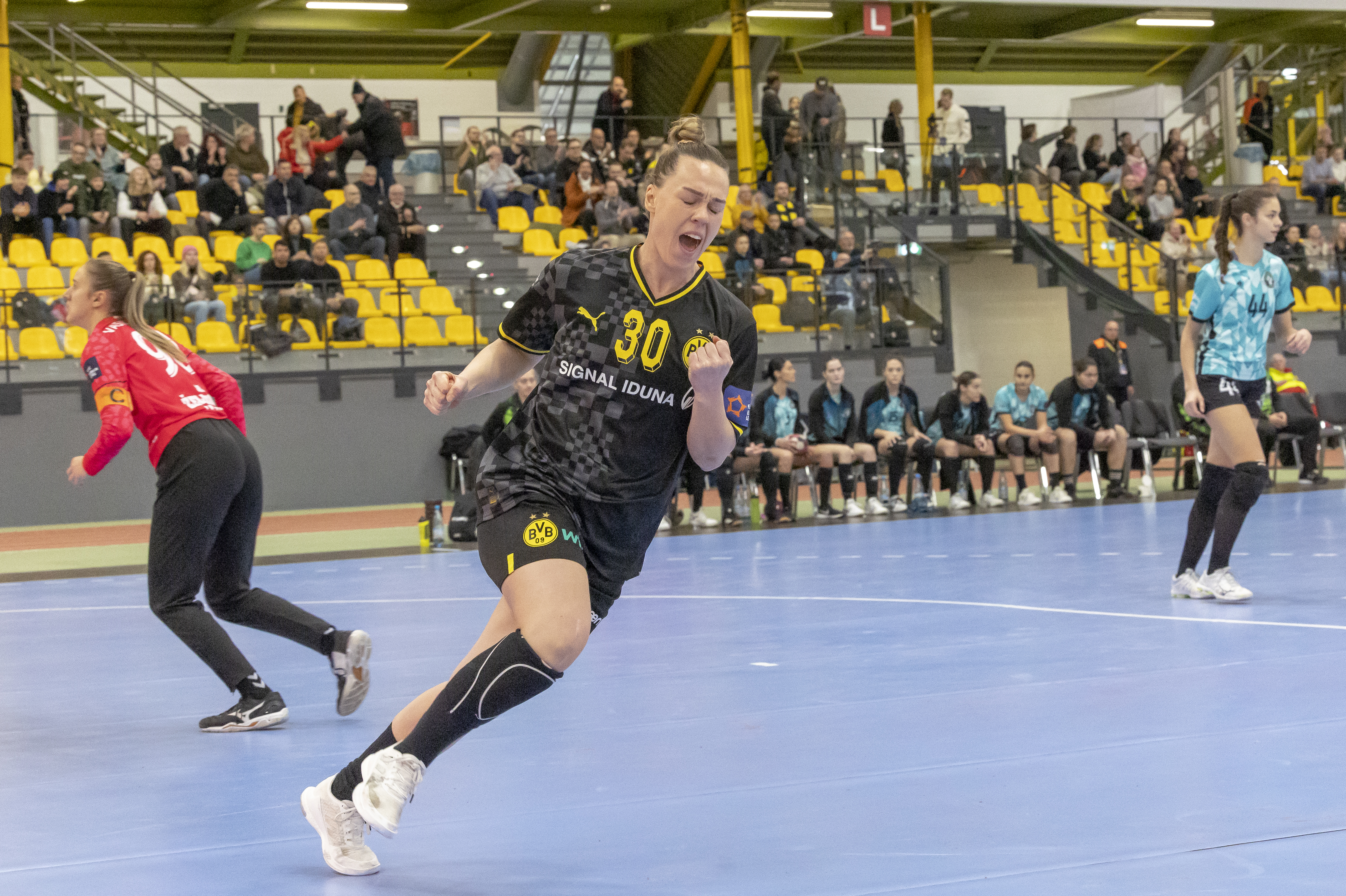 Dortmund and Vác storm into group phase