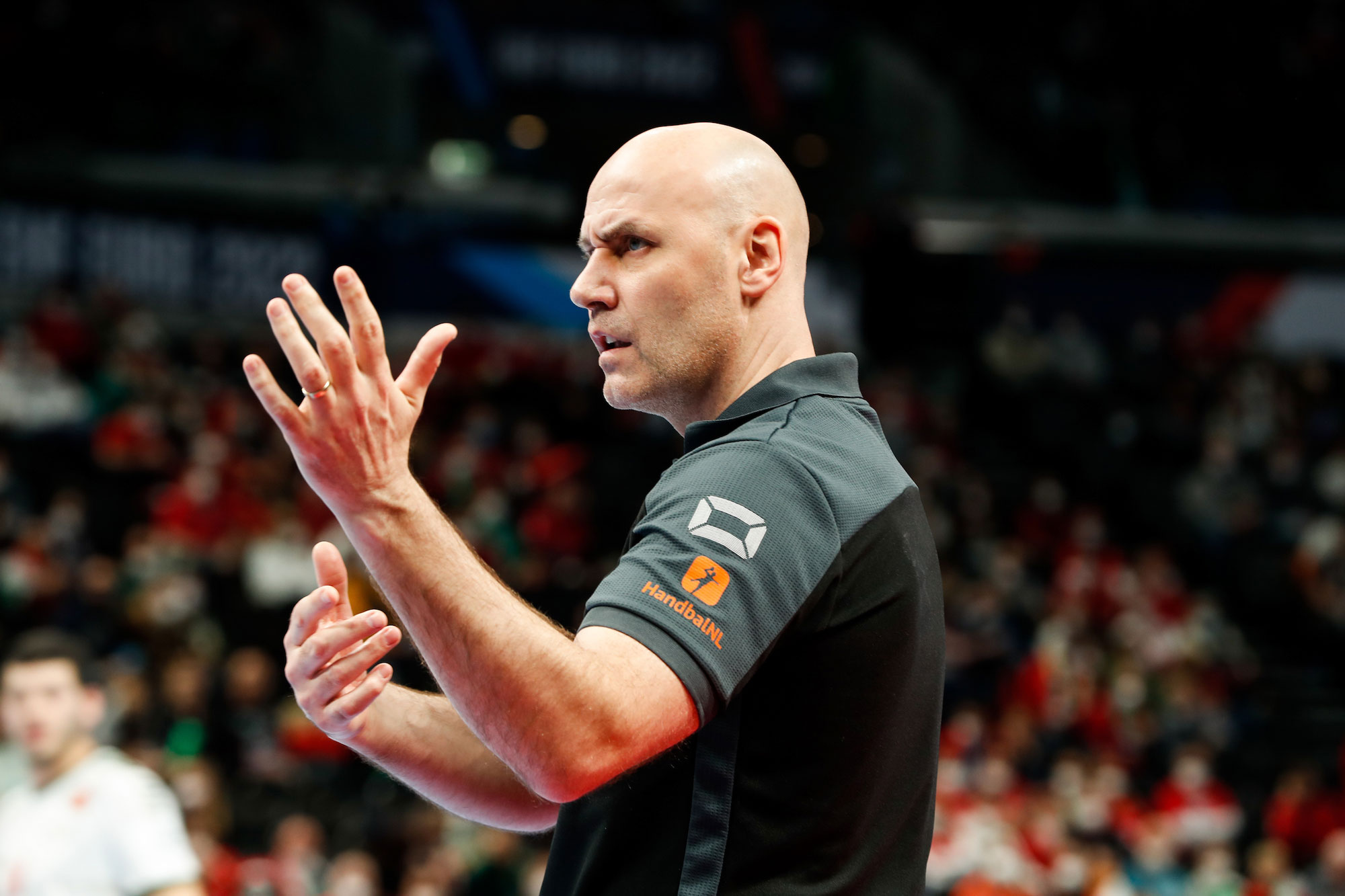 How France and the Netherlands handled their coaches’ absences