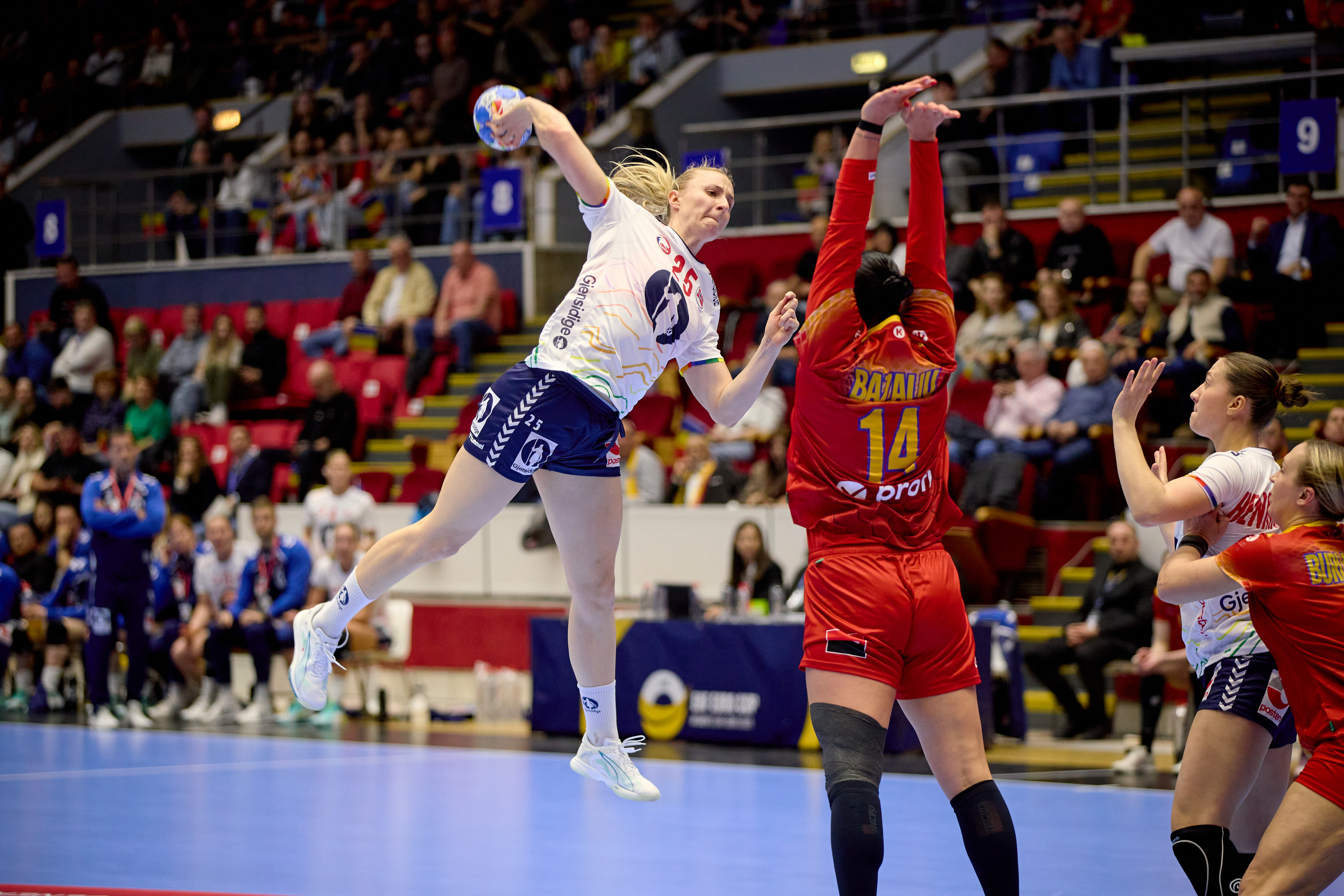 Poland remain in semi-final race, heavy defeat for Romania