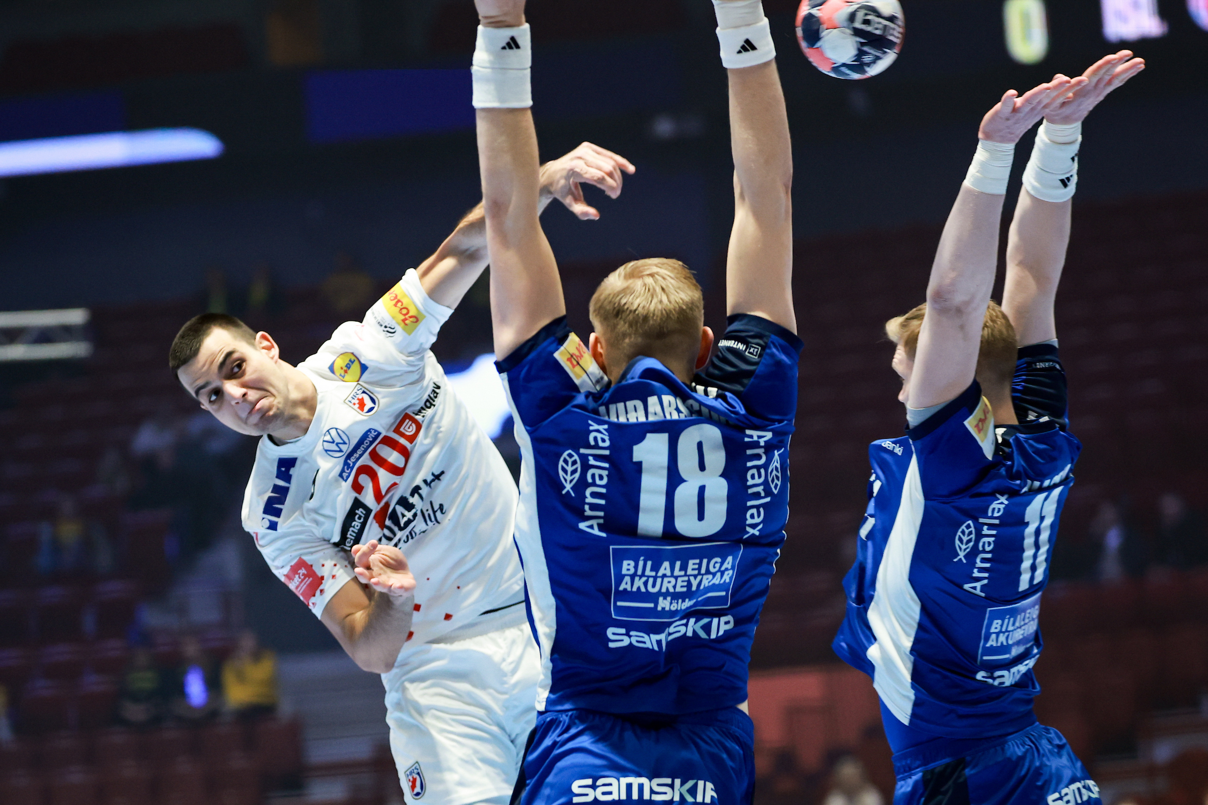 Live blog: Croatia lead Iceland by four at half-time