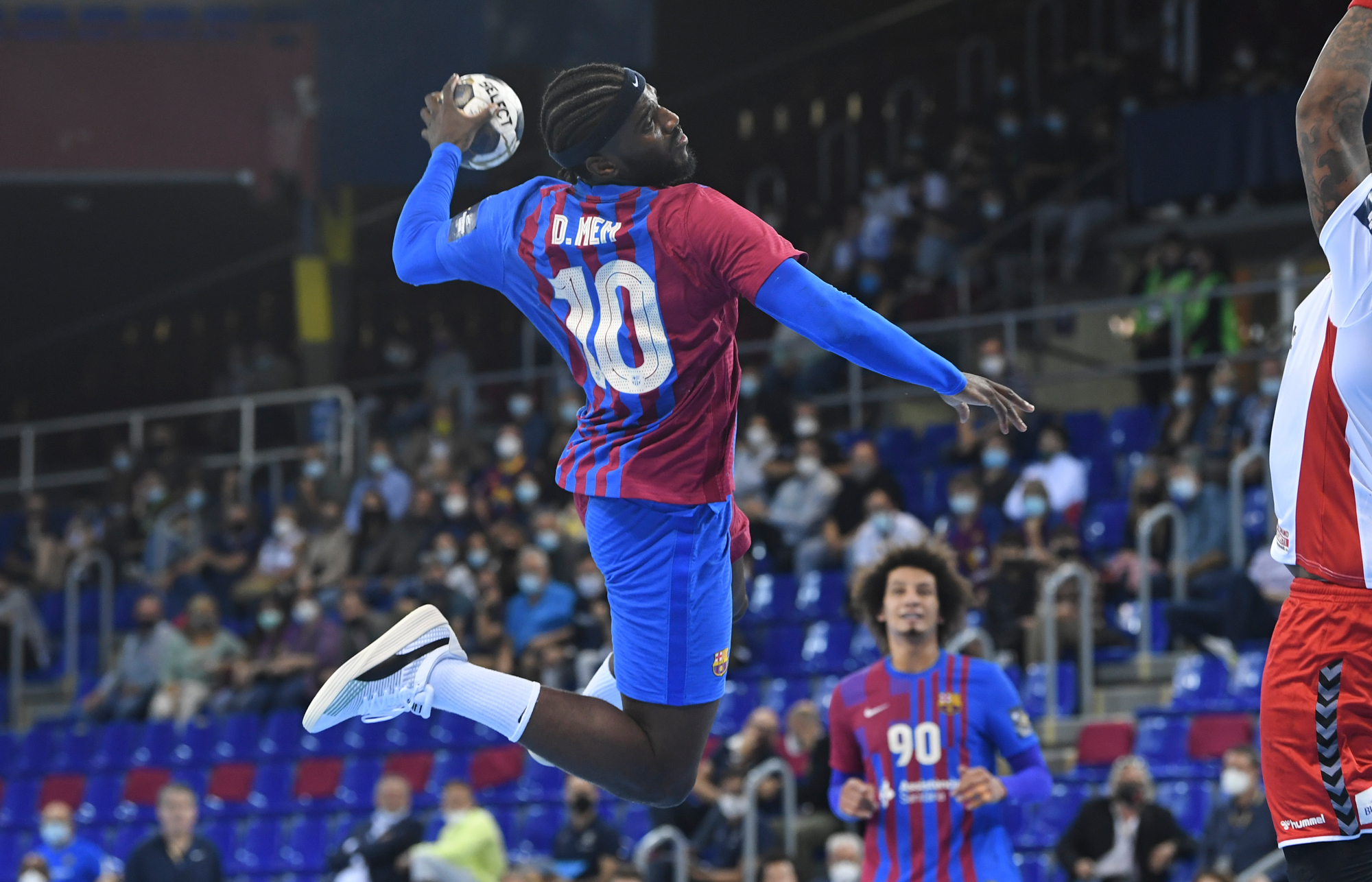 Flying Mem helps Barça get back to winning ways