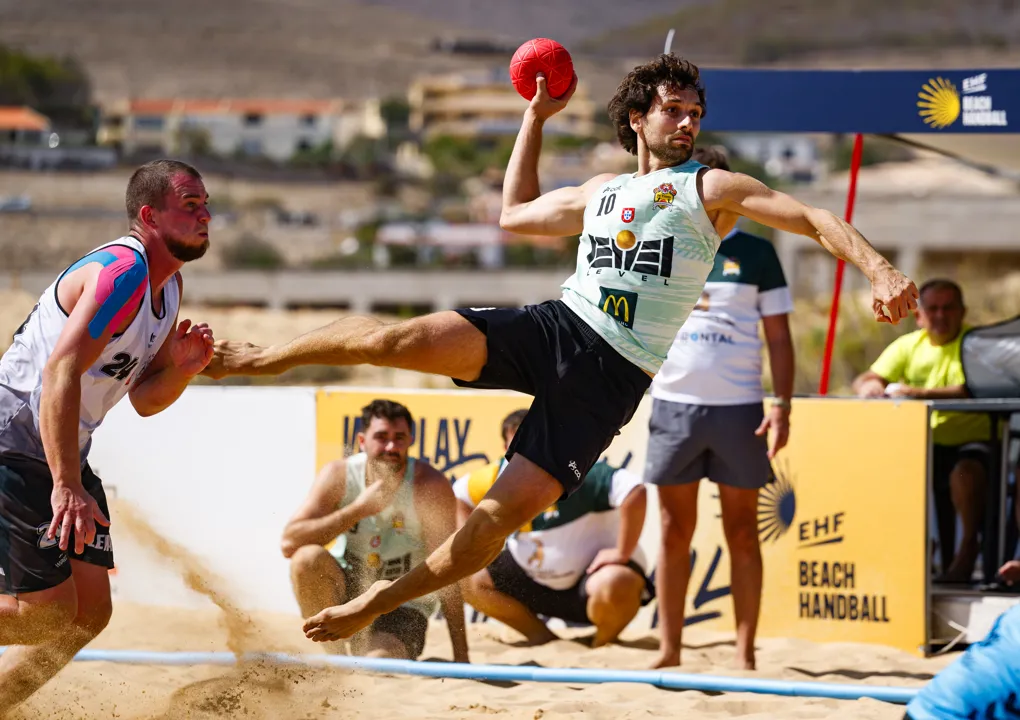 Favourites knocked out in quarter-finals as battle on sand continues