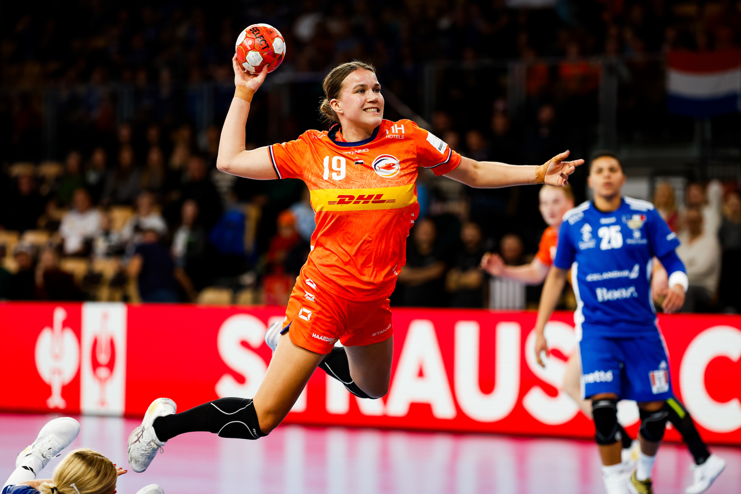 Netherlands heavily shaken, but do not fall